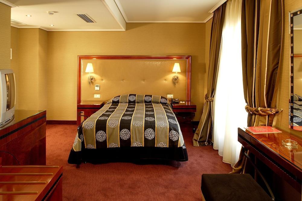 Piraeus Theoxenia Hotel Kültér fotó A room at the hotel