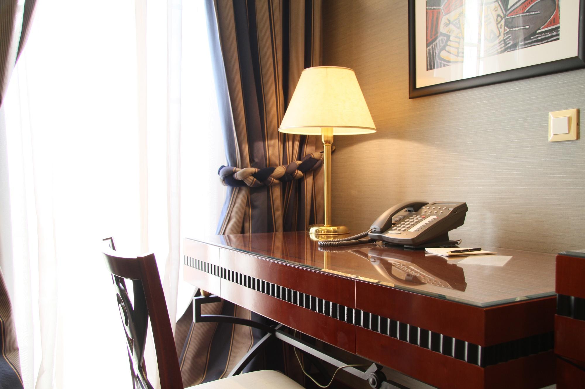 Piraeus Theoxenia Hotel Kültér fotó A desk with a telephone