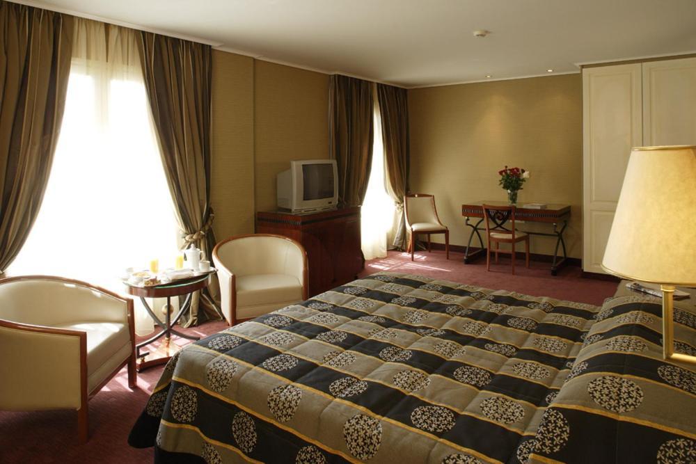 Piraeus Theoxenia Hotel Kültér fotó A room at the hotel