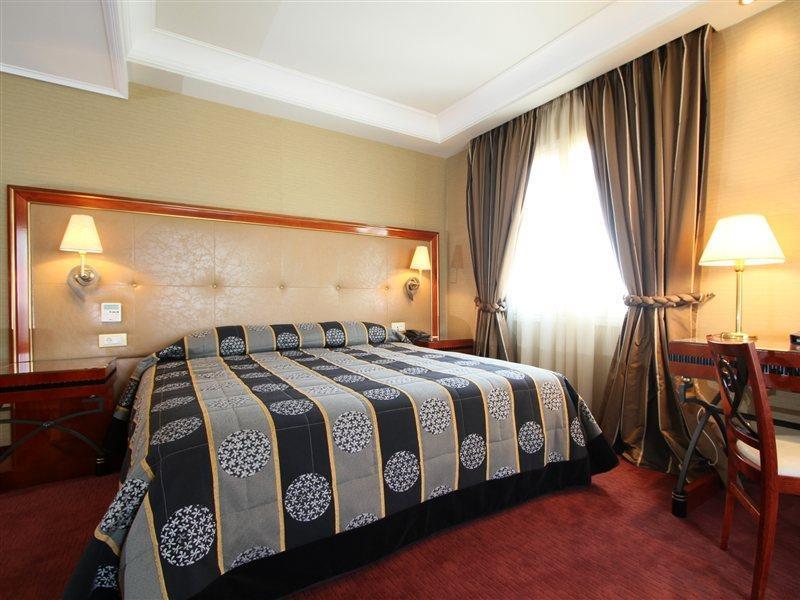 Piraeus Theoxenia Hotel Kültér fotó A room at the hotel