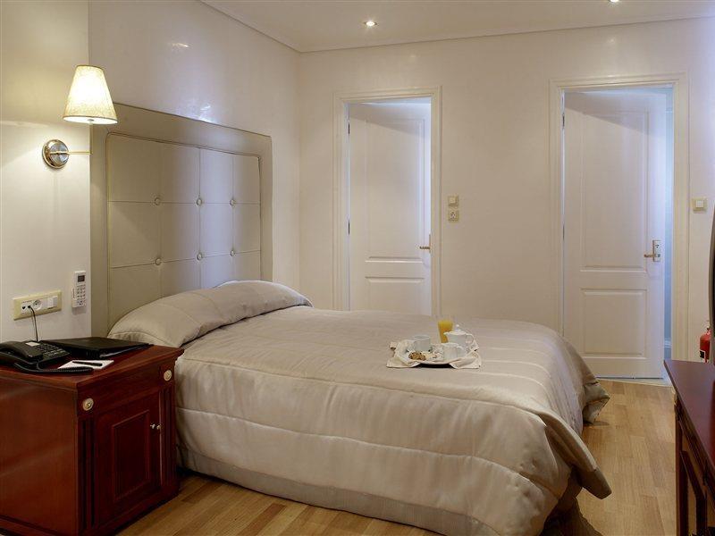 Piraeus Theoxenia Hotel Kültér fotó A bedroom at the hotel