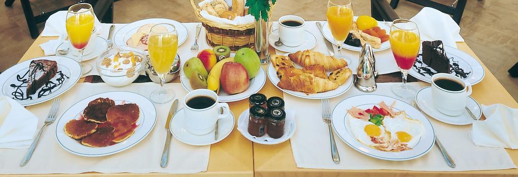 Piraeus Theoxenia Hotel Kültér fotó A continental breakfast