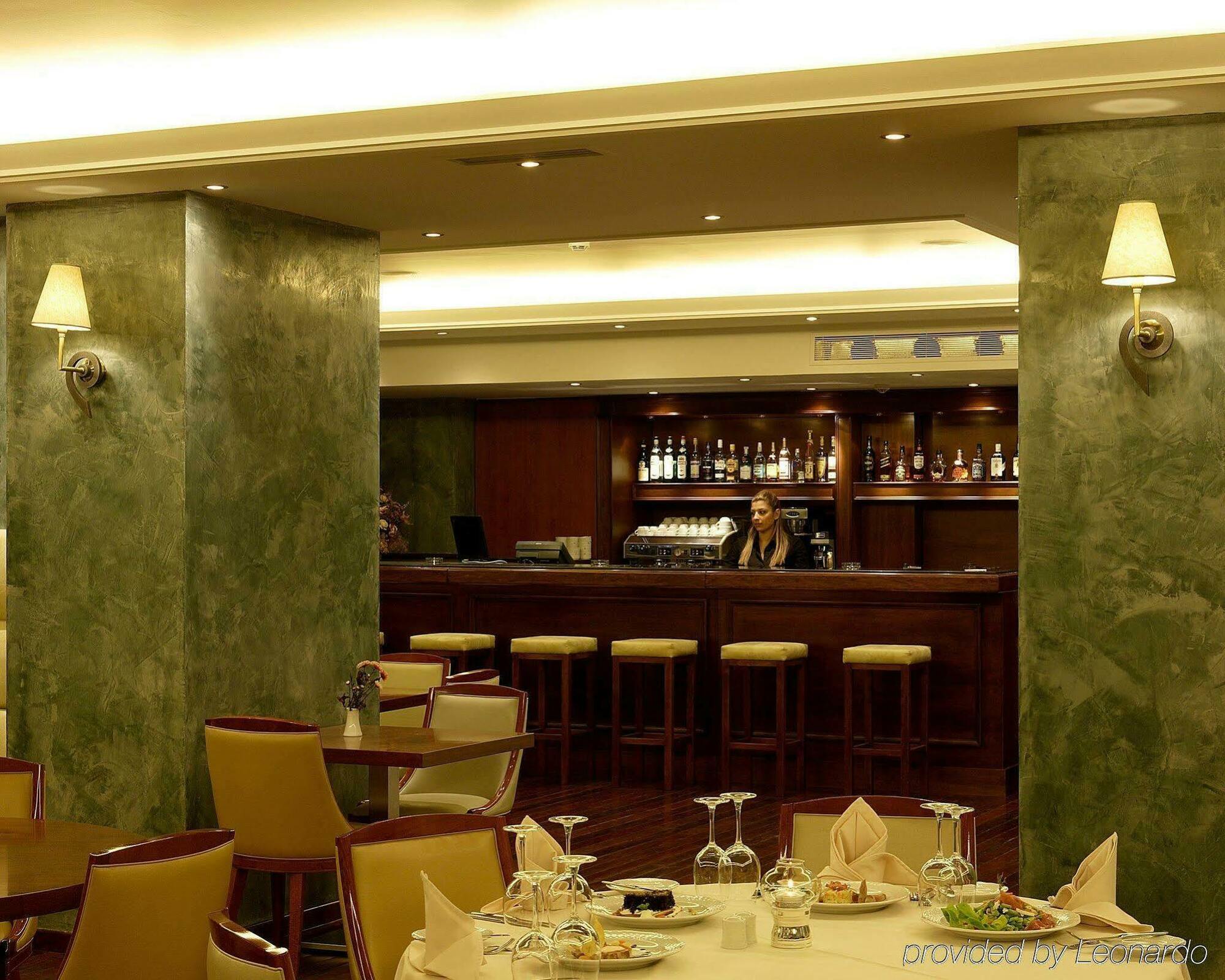 Piraeus Theoxenia Hotel Étterem fotó The bar at the restaurant